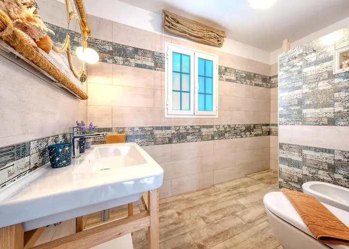 L Azdora La Concha Luxury House-shared Pool Tatil Evi Playa Honda (Lanzarote)