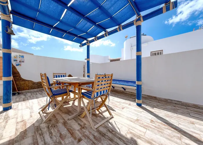 L Azdora La Concha Luxury House-shared Pool Tatil Evi Playa Honda (Lanzarote)