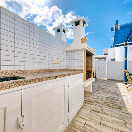 L Azdora La Concha Luxury House-shared Pool Tatil Evi Playa Honda (Lanzarote)