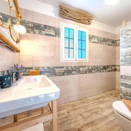 L Azdora La Concha Luxury House-shared Pool Tatil Evi Playa Honda (Lanzarote)